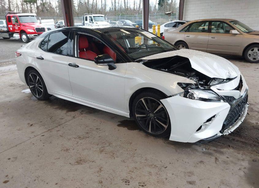 2019 Toyota Camry XSE (VIN 4T1B61HK8KU295665) main photo