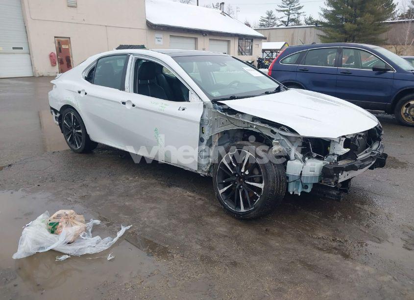 2019 Toyota Camry XSE (VIN 4T1B61HK8KU740633) main photo