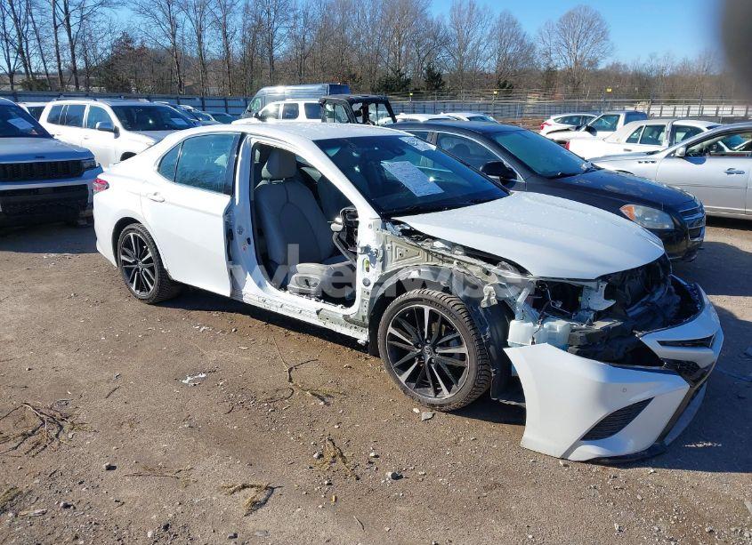 2018 Toyota Camry XSE (VIN 4T1B61HK9JU011331) main photo