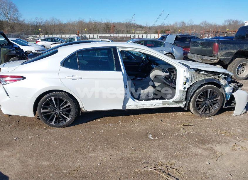 Photo 13 of 2018 Toyota Camry XSE (VIN 4T1B61HK9JU011331)