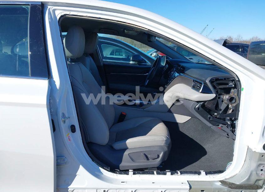 Photo 5 of 2018 Toyota Camry XSE (VIN 4T1B61HK9JU011331)