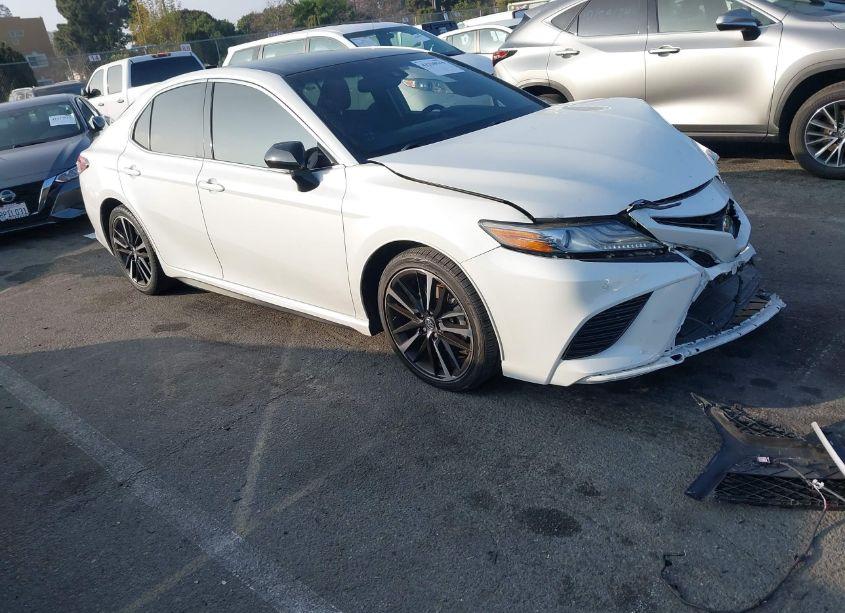 2018 Toyota Camry XSE (VIN 4T1B61HK9JU023589) main photo