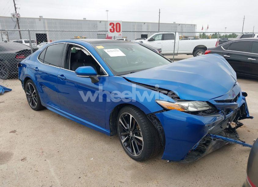 2018 Toyota Camry XSE (VIN 4T1B61HK9JU052364) main photo