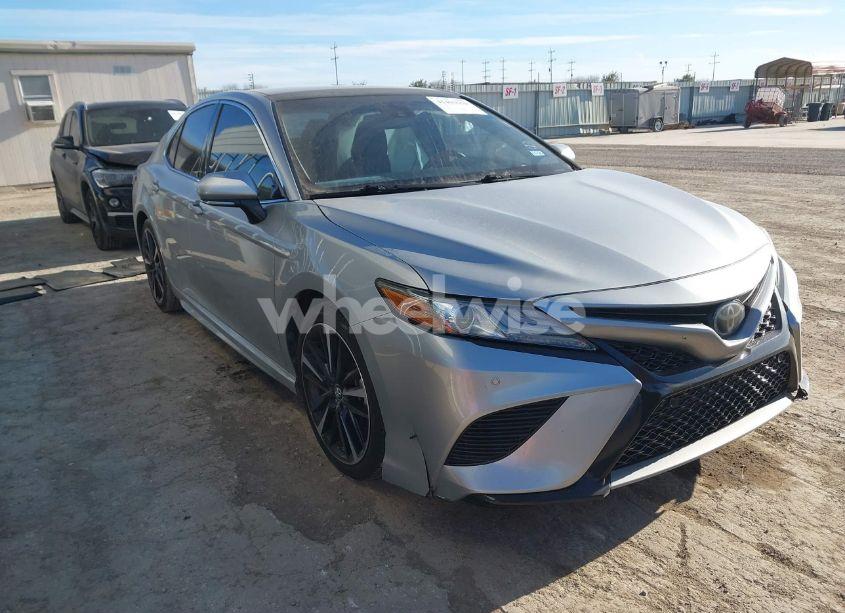 2018 Toyota Camry XSE (VIN 4T1B61HK9JU115222) main photo