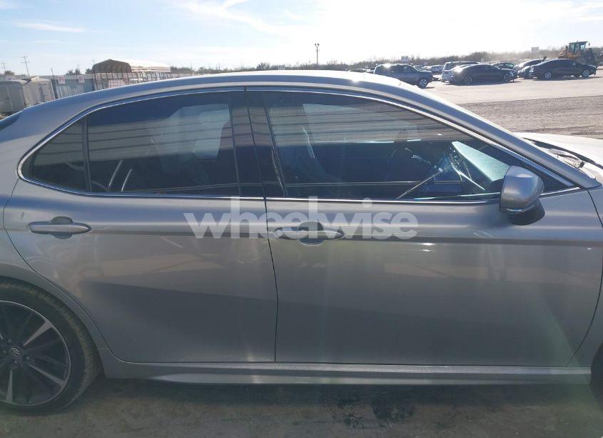 Photo 13 of 2018 Toyota Camry XSE (VIN 4T1B61HK9JU115222)