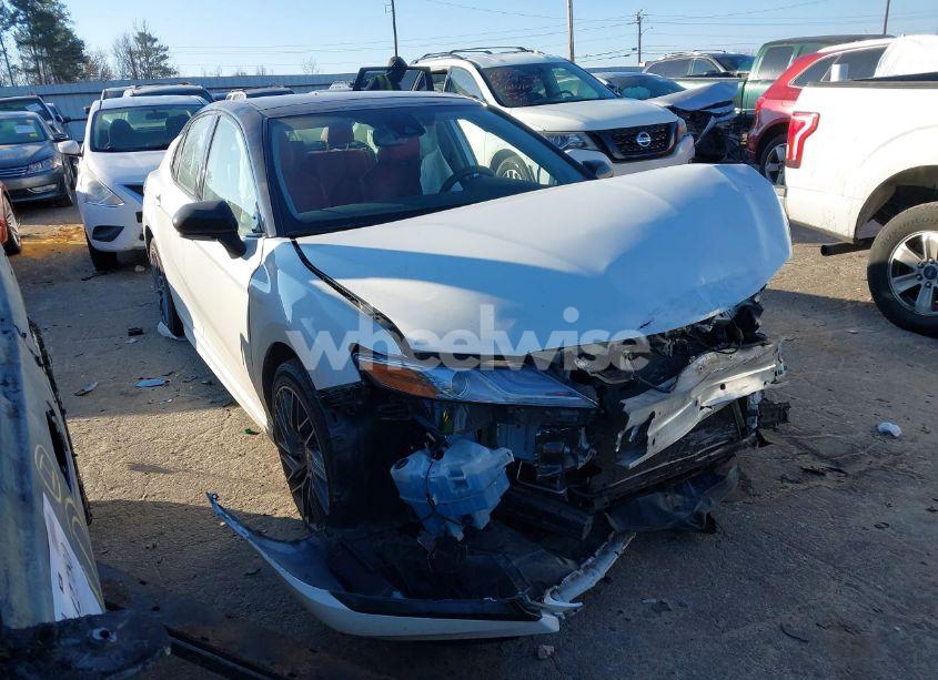 2019 Toyota Camry XSE (VIN 4T1B61HK9KU296114) main photo