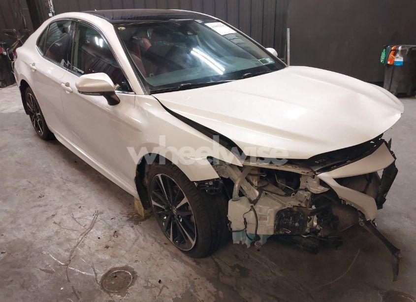 2019 Toyota Camry XSE (VIN 4T1B61HK9KU708080) main photo