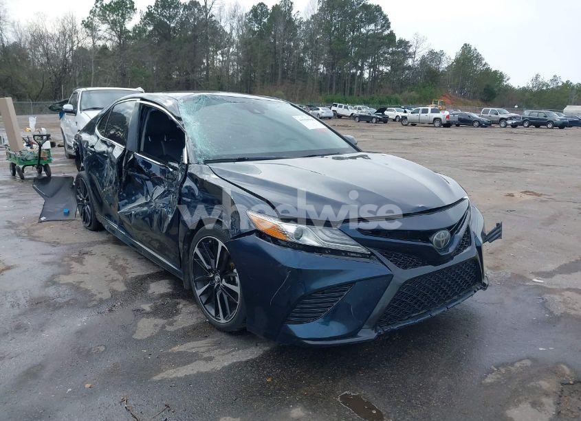 2019 Toyota Camry XSE (VIN 4T1B61HK9KU710704) main photo
