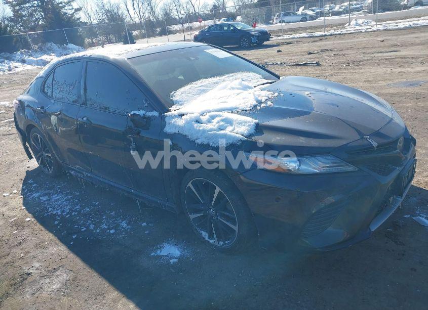 2018 Toyota Camry XSE (VIN 4T1B61HKXJU120879) main photo