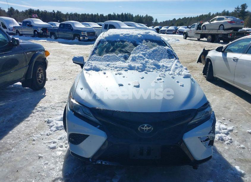 Photo 12 of 2018 Toyota Camry XSE (VIN 4T1B61HKXJU124253)
