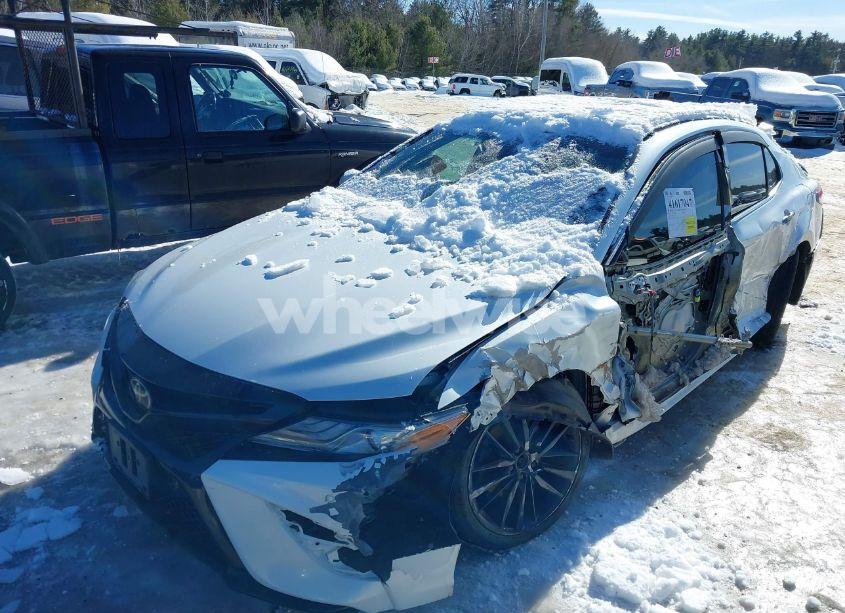 Photo 2 of 2018 Toyota Camry XSE (VIN 4T1B61HKXJU124253)