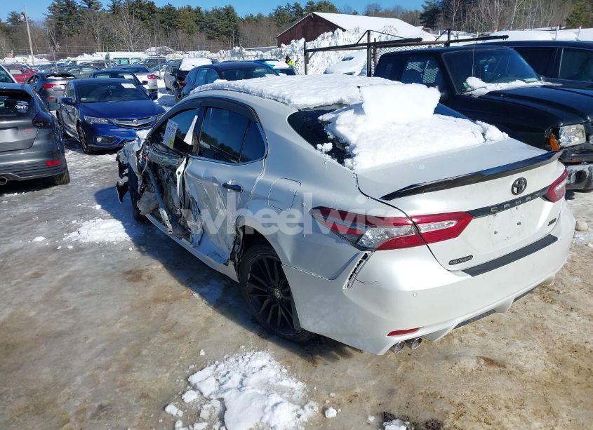 Photo 3 of 2018 Toyota Camry XSE (VIN 4T1B61HKXJU124253)
