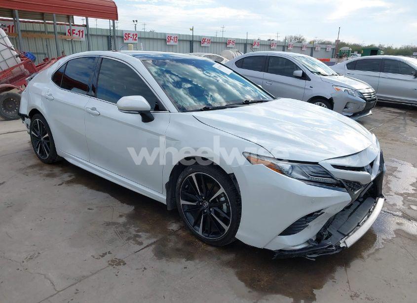 2018 Toyota Camry XSE (VIN 4T1B61HKXJU152439) main photo