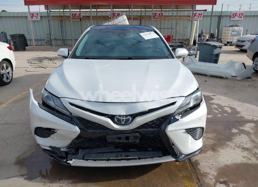 Photo 13 of 2018 Toyota Camry XSE (VIN 4T1B61HKXJU152439)