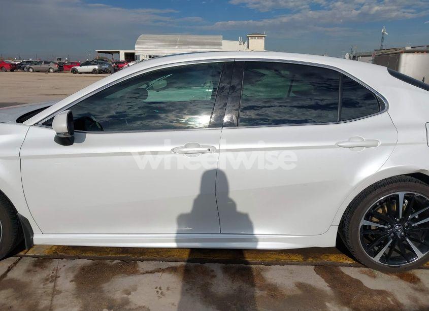 Photo 15 of 2018 Toyota Camry XSE (VIN 4T1B61HKXJU152439)