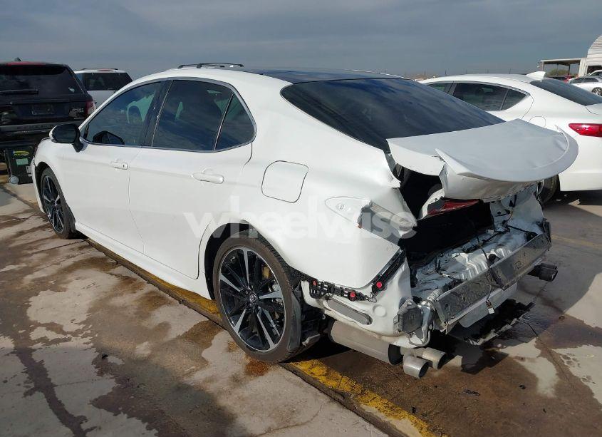 Photo 3 of 2018 Toyota Camry XSE (VIN 4T1B61HKXJU152439)