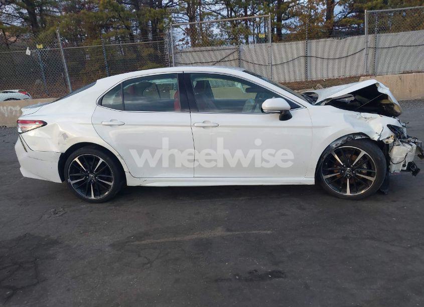 Photo 13 of 2018 Toyota Camry XSE (VIN 4T1B61HKXJU159066)