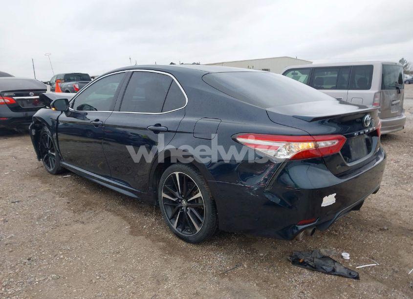 Photo 3 of 2018 Toyota Camry XSE (VIN 4T1B61HKXJU552694)