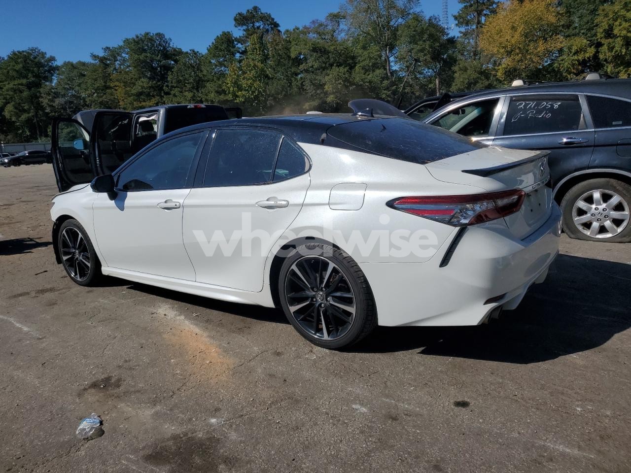 Photo 2 of 2019 TOYOTA CAMRY XSE (VIN 4T1B61HKXKU180453)