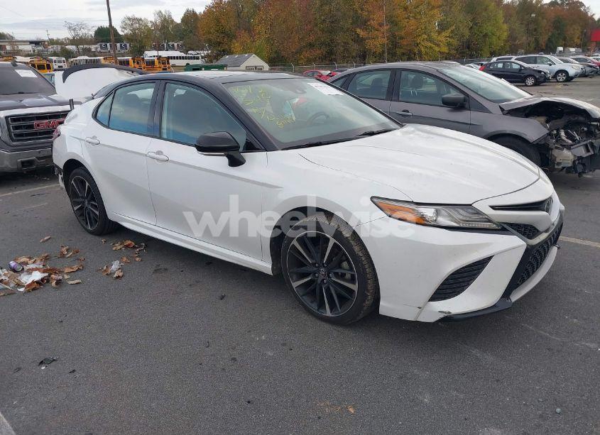 2019 Toyota Camry XSE (VIN 4T1B61HKXKU204721) main photo