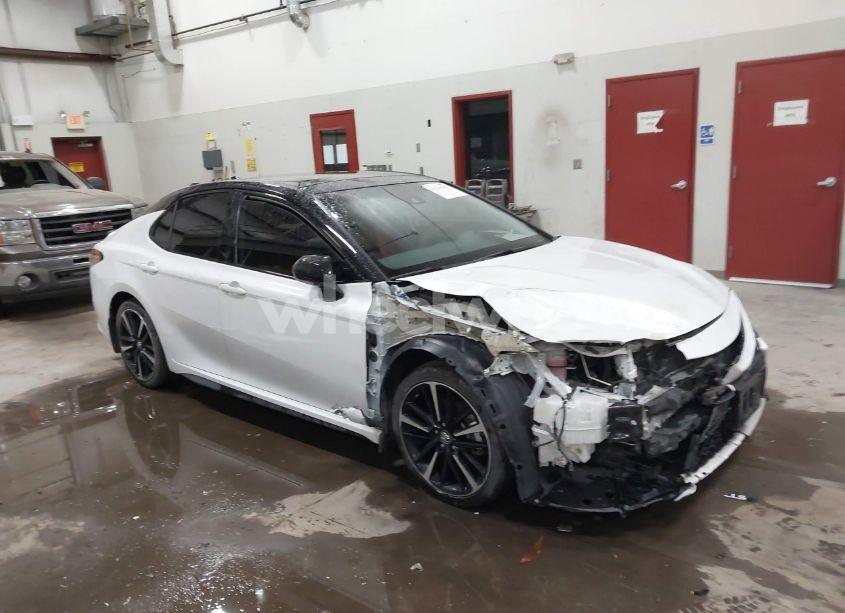 2019 Toyota Camry XSE (VIN 4T1B61HKXKU295120) main photo