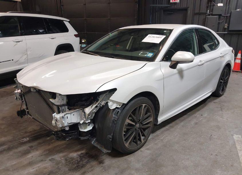 Photo 2 of 2019 Toyota Camry XSE (VIN 4T1B61HKXKU761080)
