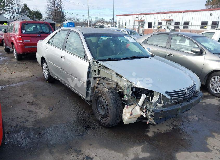 2005 Toyota Camry LE (VIN 4T1BE30K05U425016) main photo