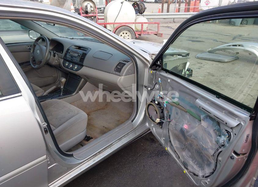 Photo 5 of 2005 Toyota Camry LE (VIN 4T1BE30K05U425016)