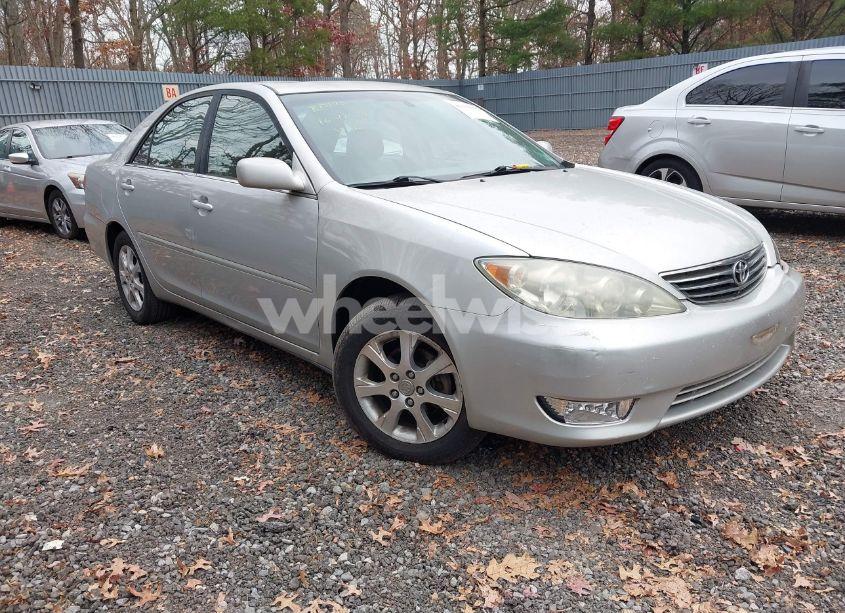 2005 Toyota Camry XLE (VIN 4T1BE30K05U942381) main photo