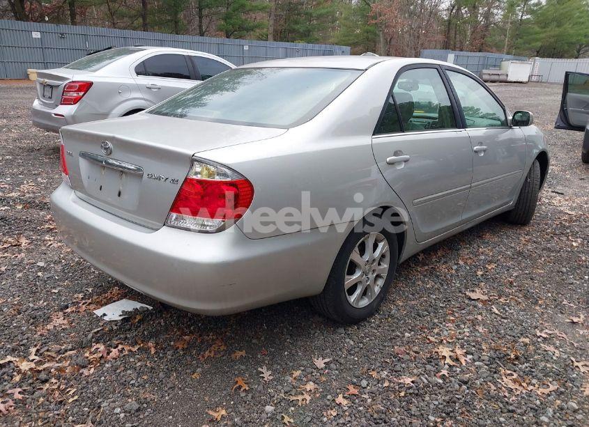 Photo 4 of 2005 Toyota Camry XLE (VIN 4T1BE30K05U942381)