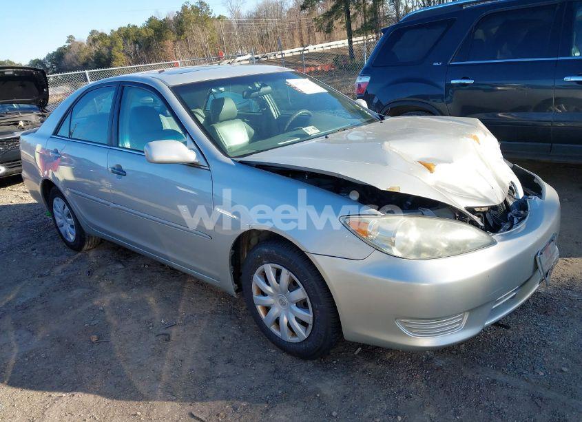 2005 Toyota Camry LE (VIN 4T1BE30K05U943529) main photo