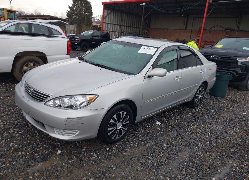 Photo 2 of 2005 Toyota Camry LE (VIN 4T1BE30K05U986297)