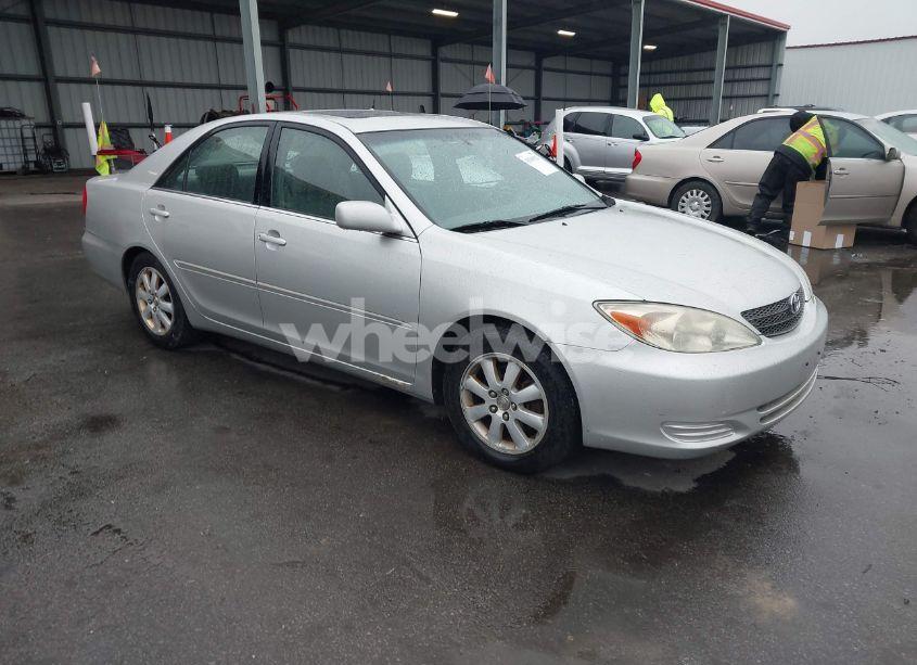 2002 Toyota Camry XLE (VIN 4T1BE30K12U516694) main photo