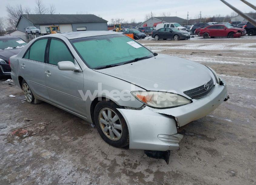 2002 Toyota Camry XLE (VIN 4T1BE30K12U564471) main photo
