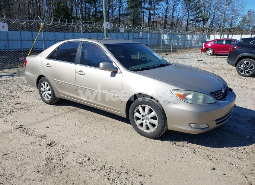 2004 Toyota Camry XLE (VIN 4T1BE30K14U875725) main photo