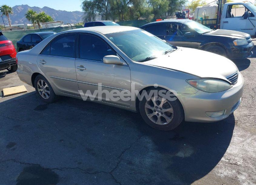 2005 Toyota Camry XLE (VIN 4T1BE30K15U511046) main photo