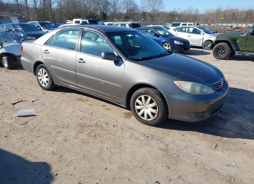 2005 Toyota Camry LE (VIN 4T1BE30K15U516327) main photo