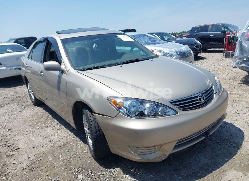2005 Toyota Camry LE (VIN 4T1BE30K15U579959) main photo