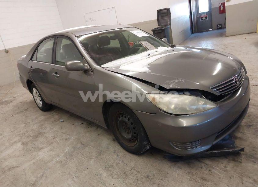 2005 Toyota Camry LE (VIN 4T1BE30K15U618159) main photo