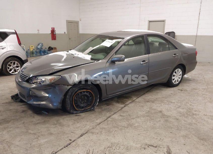 Photo 2 of 2005 Toyota Camry LE (VIN 4T1BE30K15U618159)