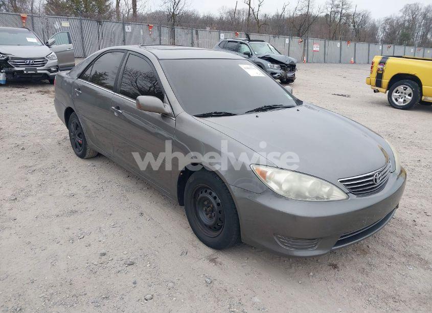 2005 Toyota Camry LE (VIN 4T1BE30K15U628917) main photo