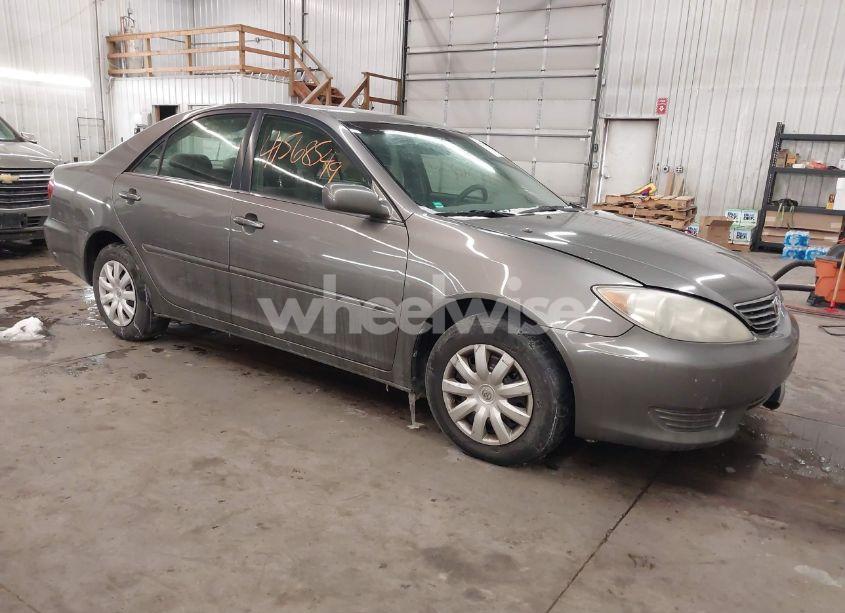 2005 Toyota Camry LE (VIN 4T1BE30K15U640131) main photo