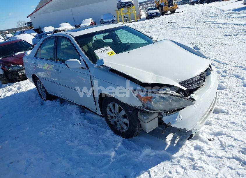 2002 Toyota Camry XLE (VIN 4T1BE30K22U058597) main photo
