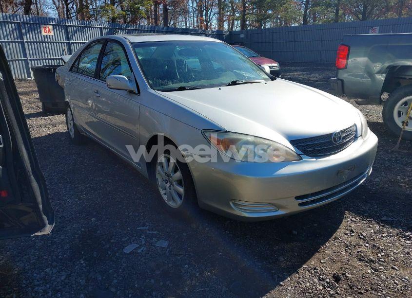 2002 Toyota Camry XLE (VIN 4T1BE30K22U579352) main photo