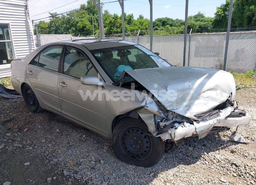 2003 Toyota Camry XLE (VIN 4T1BE30K23U164260) main photo