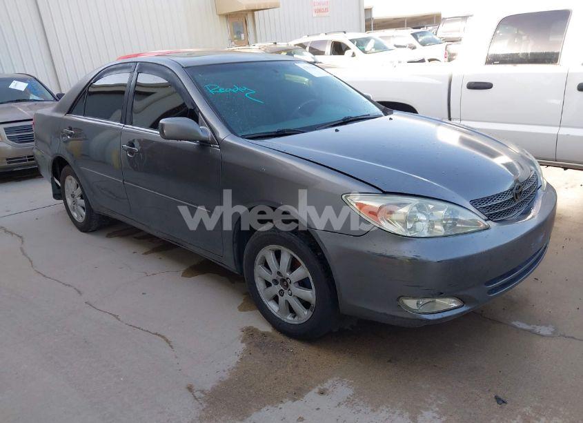 2004 Toyota Camry XLE (VIN 4T1BE30K24U822497) main photo