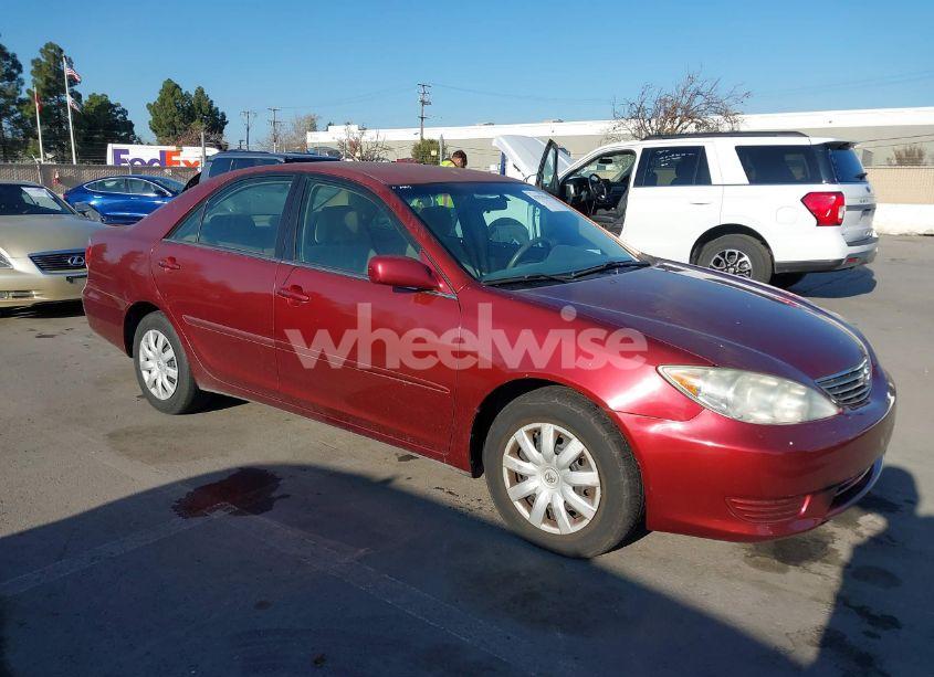 2005 Toyota Camry LE (VIN 4T1BE30K25U029718) main photo