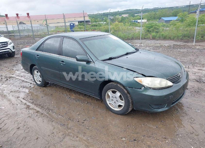 2005 Toyota Camry LE (VIN 4T1BE30K25U042288) main photo