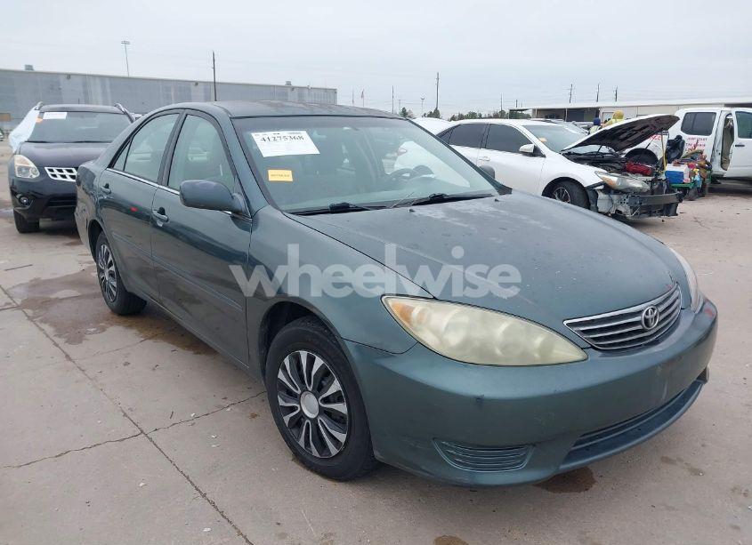 2005 Toyota Camry LE (VIN 4T1BE30K25U046471) main photo