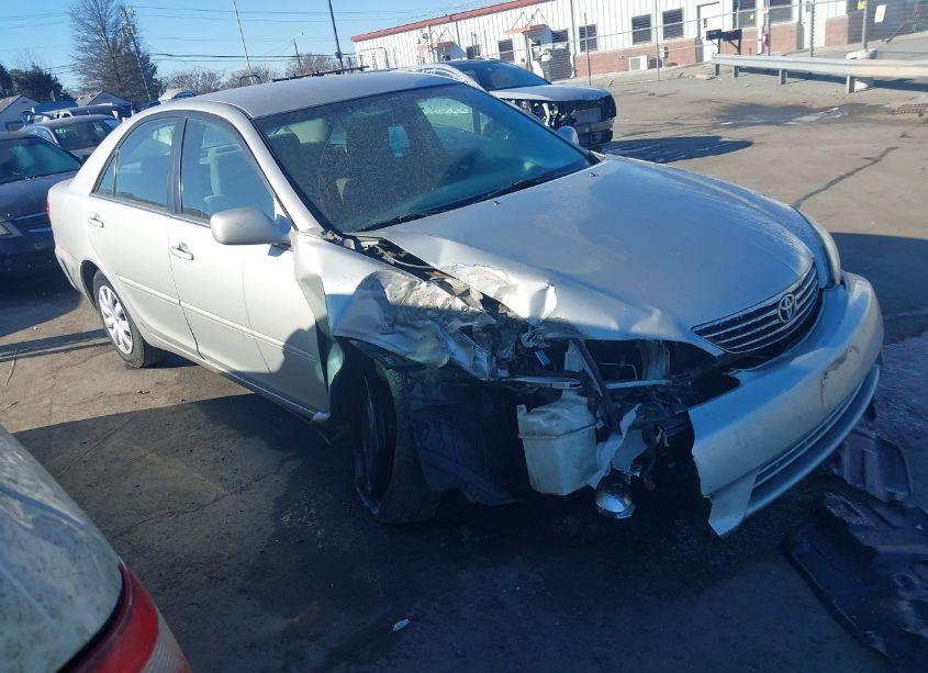 2005 Toyota Camry LE (VIN 4T1BE30K25U058488) main photo